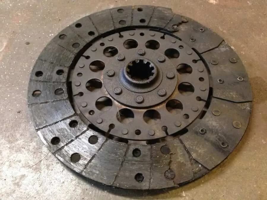 Objawy zużytego sprzęgła: rozpoznaj je i uniknij drogich napraw!