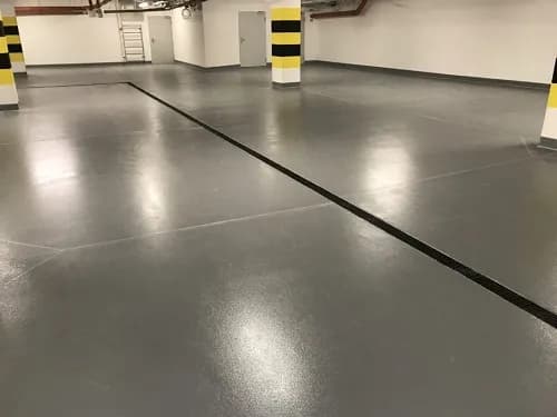 Idealna posadzka do warsztatu? Żywica, beton, gres, PVC porównanie