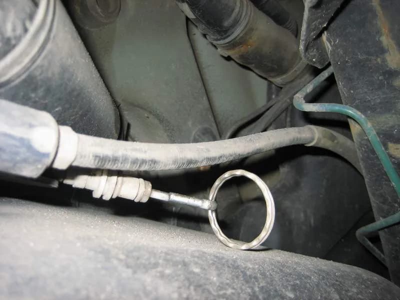 Holowanie Megane 2: Jak zwolnić hamulec ręczny i odblokować kierownicę?