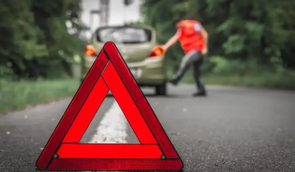 Holowanie samochodu: Jak oznakować pojazd i uniknąć mandatu?